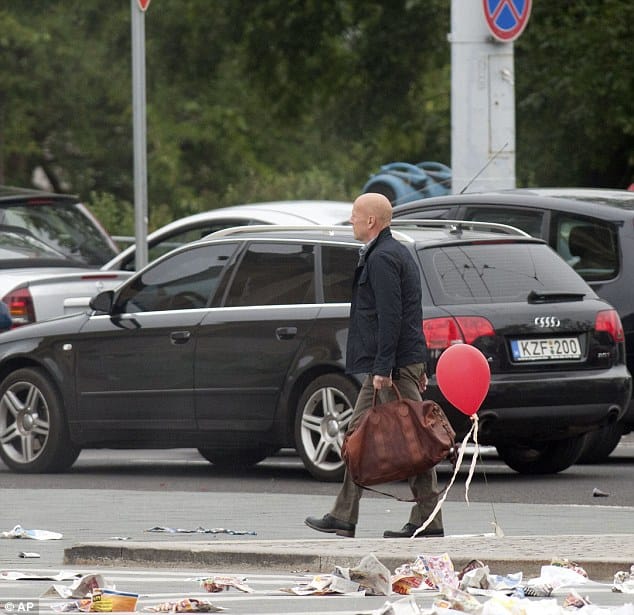 Még több fotó Bruce Willisről a Hősök terén