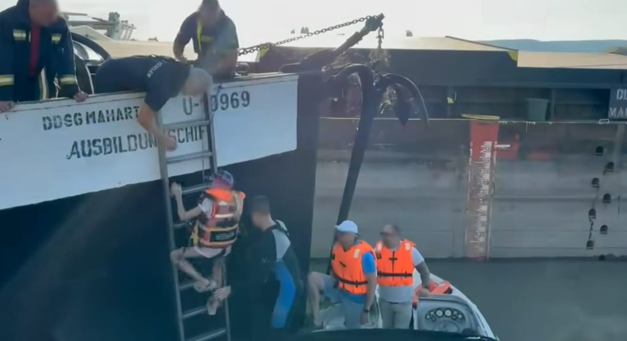 Két uszály közé szorult egy hajó a Dunán, vízimentők és búvárok segítségével mentették ki a fedélzetén lévő gyerekeket és felnőtteket (videó)