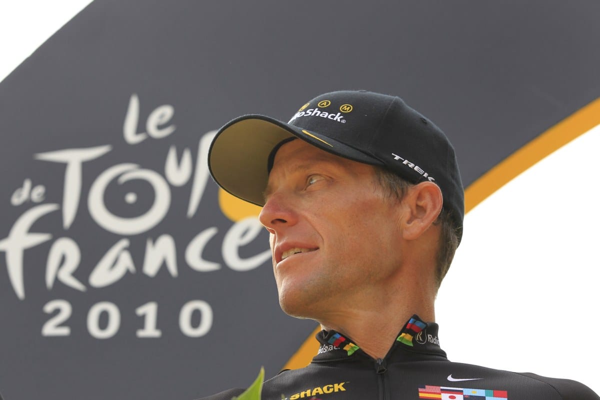 Két év után ejtették a doppingolás vádját Lance Armstrong ellen