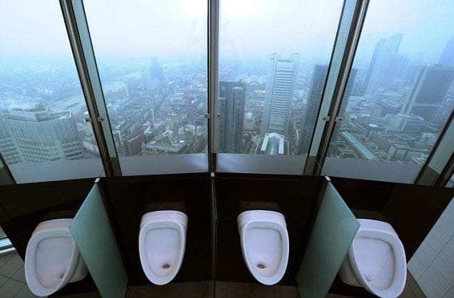 A bankároknak városi panoráma is jár a vécében