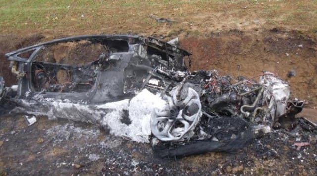 Füstölgő vaskupac lett egy Lamborghini Aventadorból - fotók