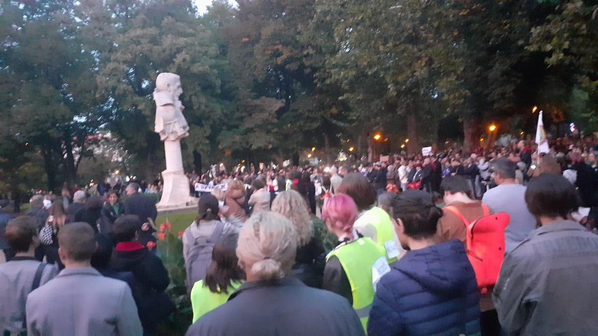 „Marosi Beatrixnek még az unokája is szégyellni fogja magát” – Szegeden is tüntettek az elbocsátott tanárokért