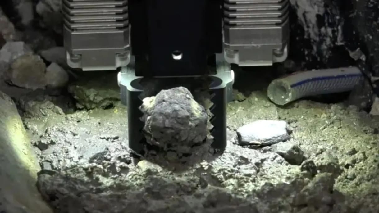 Kiemelték az első radioaktív törmeléket a fukusimai atomerőmű sérült reaktorából