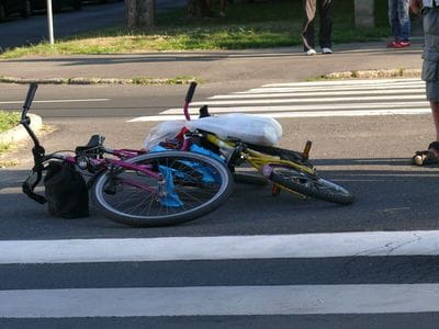 Fékezés nélkül üttötte el a Ford a zebrán a gyereket