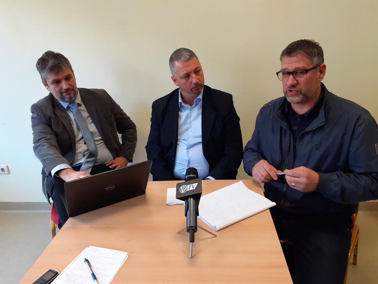 Simonka György meghekkelte Hadházy Ákos orosházi sajtótájékoztatóját