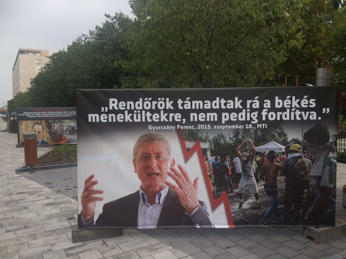 Plakátokon riogat a menekültekkel és az ellenzékkel a CÖF