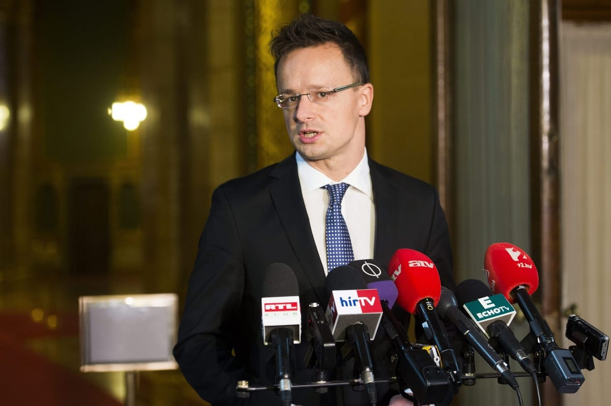 Szijjártó azt mondja, az életéért futott Brüsszelben