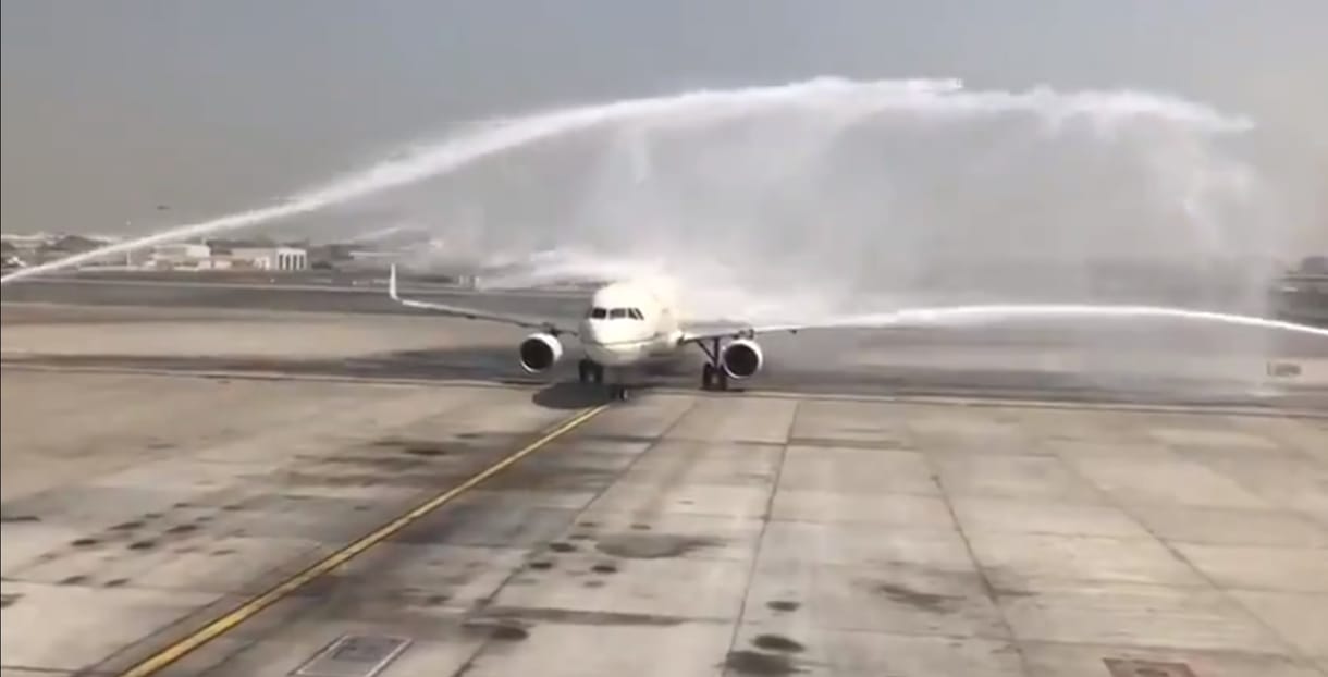 Vízsugárral akarták üdvözölni a repülőt Dubajban, de véletlenül telibe lőtték