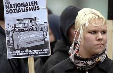 Magyarokat terrorizálnak a brit szélsőjobbosok – fotó