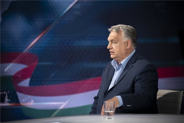 Orbán a reptérről: Nem államosítottuk; Orbán Szentkirályiról: Ő győzött meg a visszalépésről