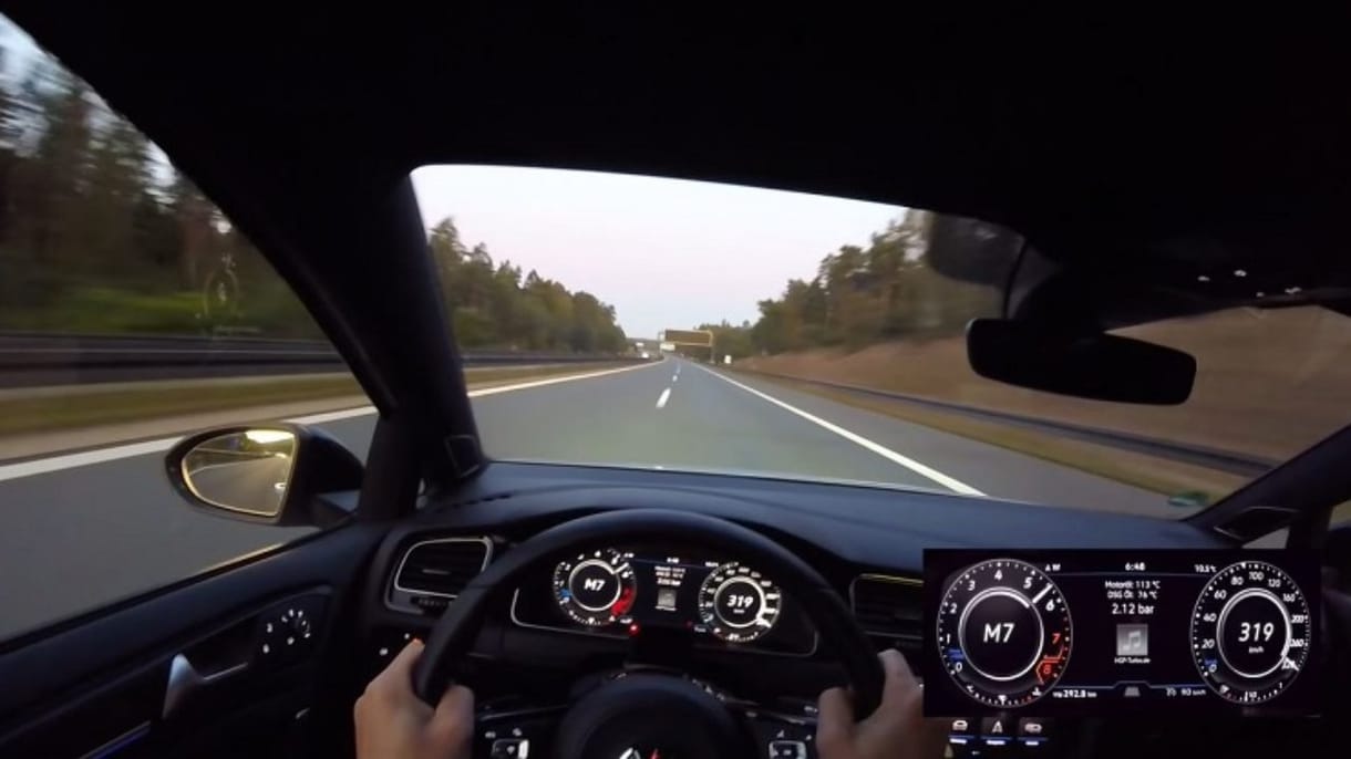 Az Autobahnon sem sok VW Golf rohangál 319 km/h-s tempóval – videó