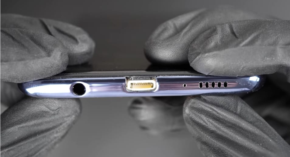 Jól látja, iPhone-csatlakozó került erre a Samsung telefonra