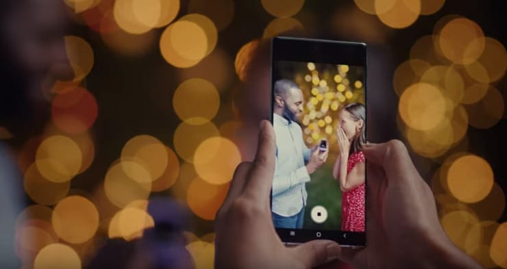 Finoman ugyan, de már az iPhone 11-et fricskázza egy videóban a Samsung
