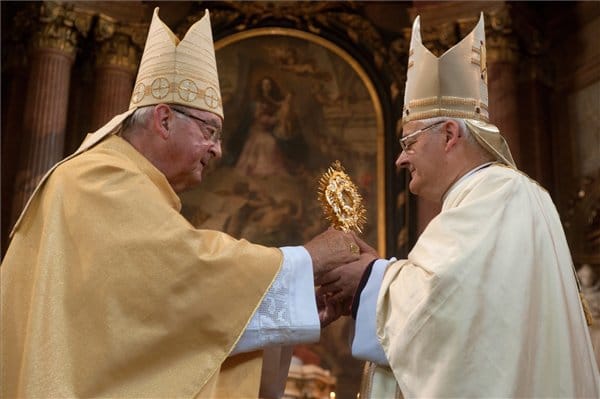 Megérkezett Szent István feleségének csontereklyéje