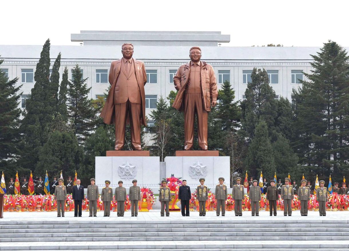 Fotó: Felavatták Kim Dzsong Il és Kim Ir Szen gigantikus szobrát