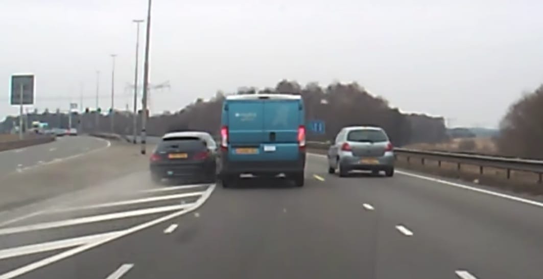 Szabálytalanul akart előzni a Mercedes sofőrje, két autót is összetört – videó