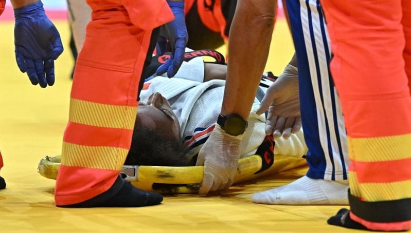 Elájult a fojtástól egy versenyző a budapesti dzsúdóvébén – videó