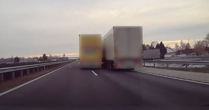 Két kamionos közveszélyes kakaskodását kamerázták – videó 
