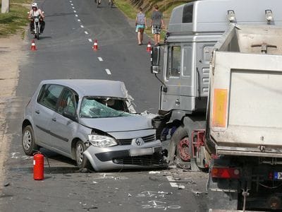 Rommá törte a kocsi elejét a kamion – fotó