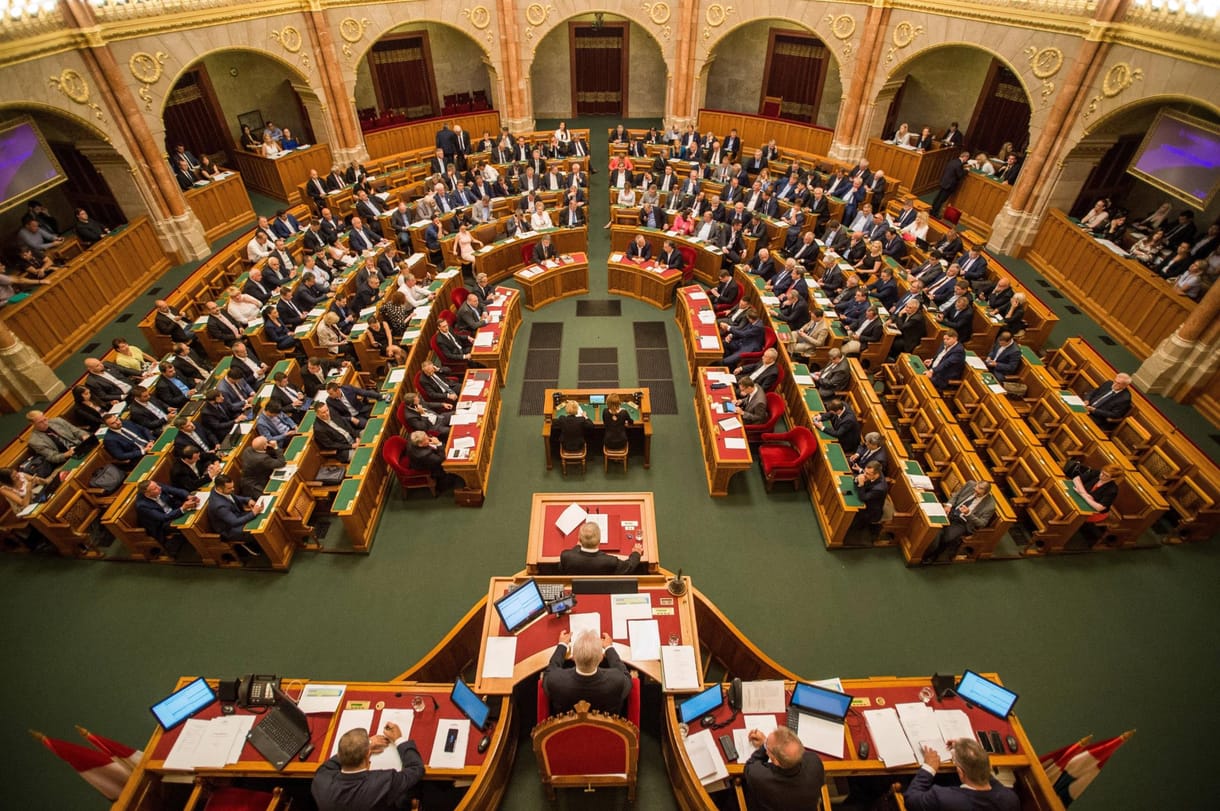Összeülnek a parlamenti képviselők, de nem világos, mit fognak csinálni