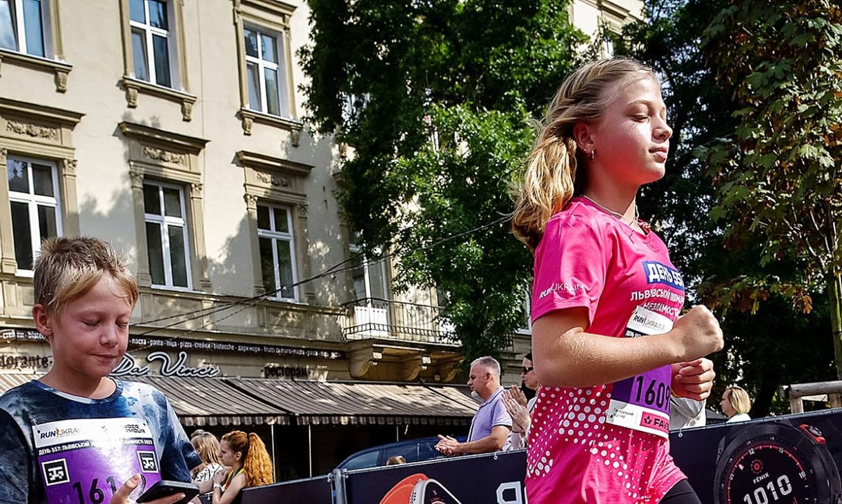 Lábprotézissel futott a félmaratonon az ukrán kislány, aki mindkét lábát elveszítette egy orosz légicsapás után