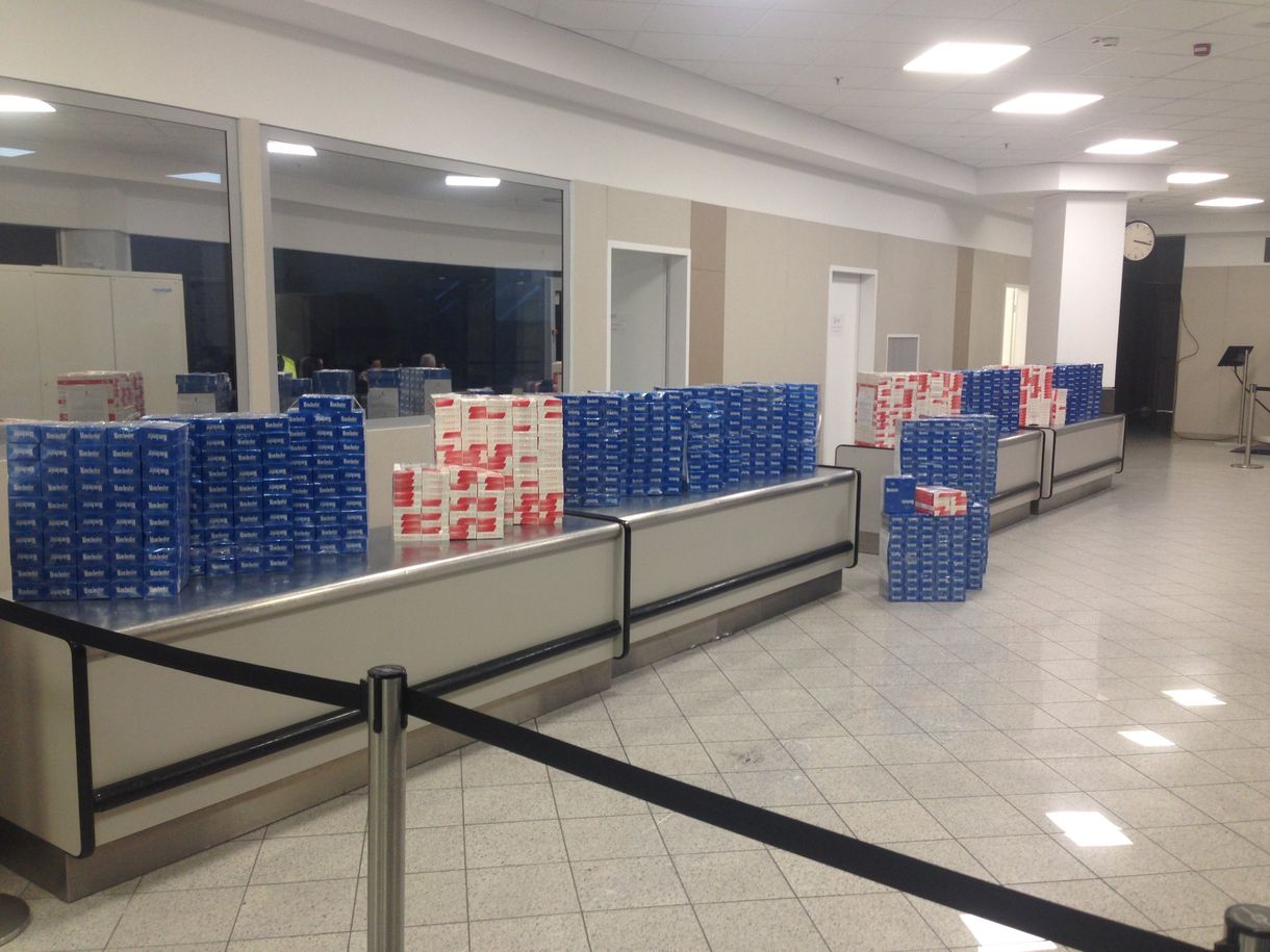 1300 karton cigarettát hozott magával Magyarországra egy repülőgép 5 utasa