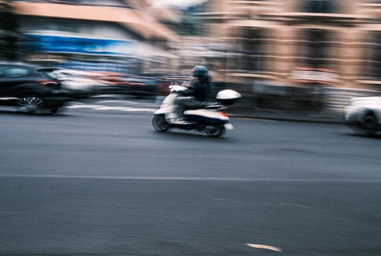 Milliókat fizethetnek a biztosítatlan robogósok, e-rolleresek, de a többséget nem érdekli