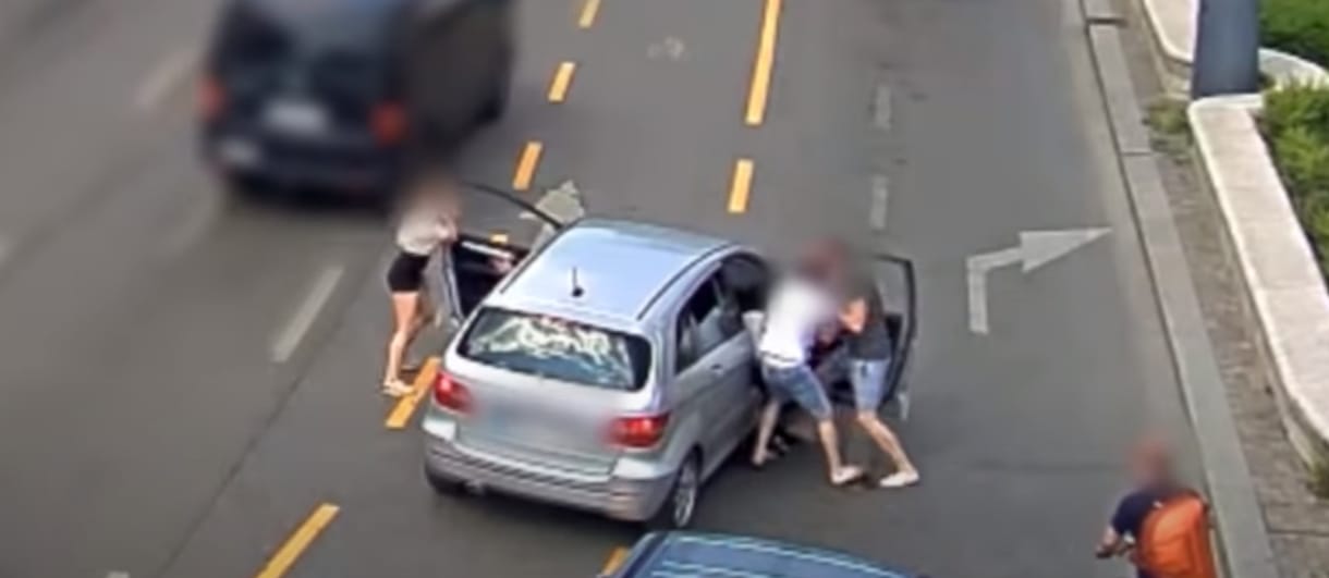 Videó: a Kálvin térnél kirángatták egy Mercedes sofőrjét és az utasát, majd elhajtottak