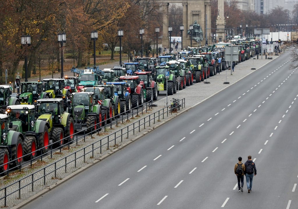 Több ezer traktor vonult Berlin és Párizs utcáira a zöldintézkedések miatt