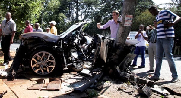 Kettészakadt Audi R8 Johannesburgban