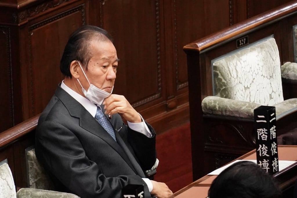 Részt vehetnek a nők a japán kormánypárt ülésein, csak ne beszéljenek