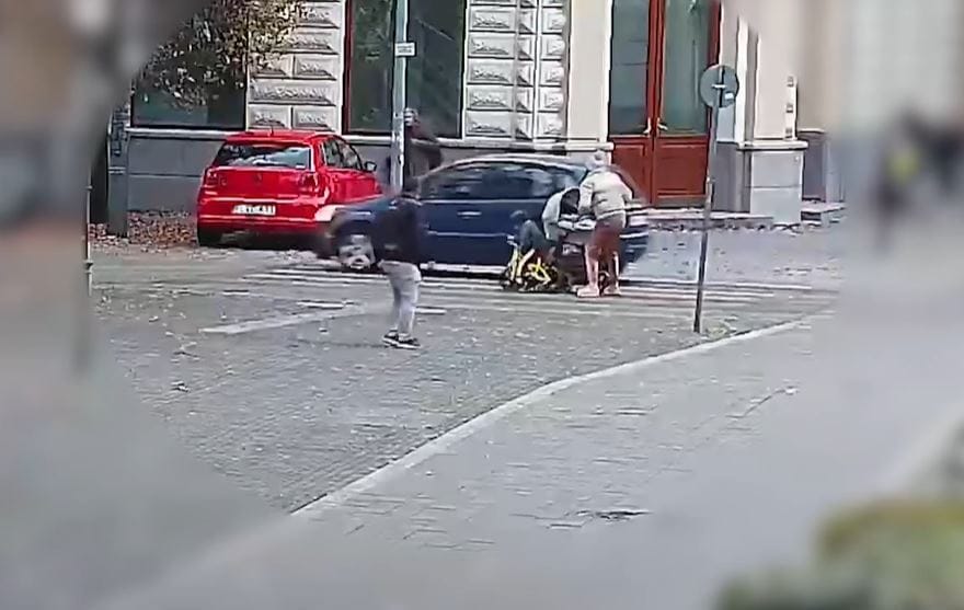 Majdnem elütött két kisgyereket és anyukájukat egy figyelmetlen autós – videó