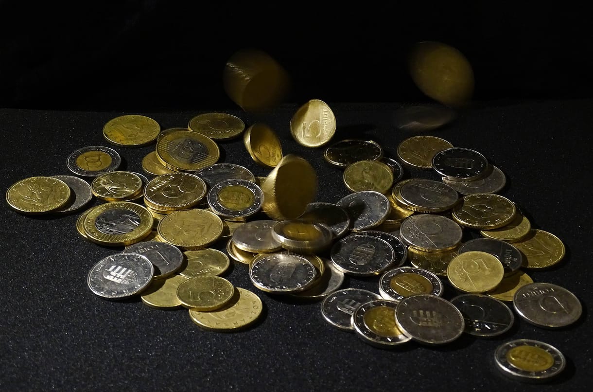 A délelőtti rángatózás után ebédre kifeküdt a forint