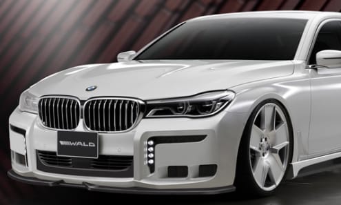 Meghökkentésre született: hófehér fekete bölényként támad a 7-es BMW