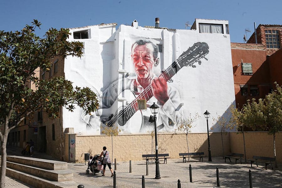 Street art percek: El Mac gitáros óriásportréja a spanyolországi Tudelában