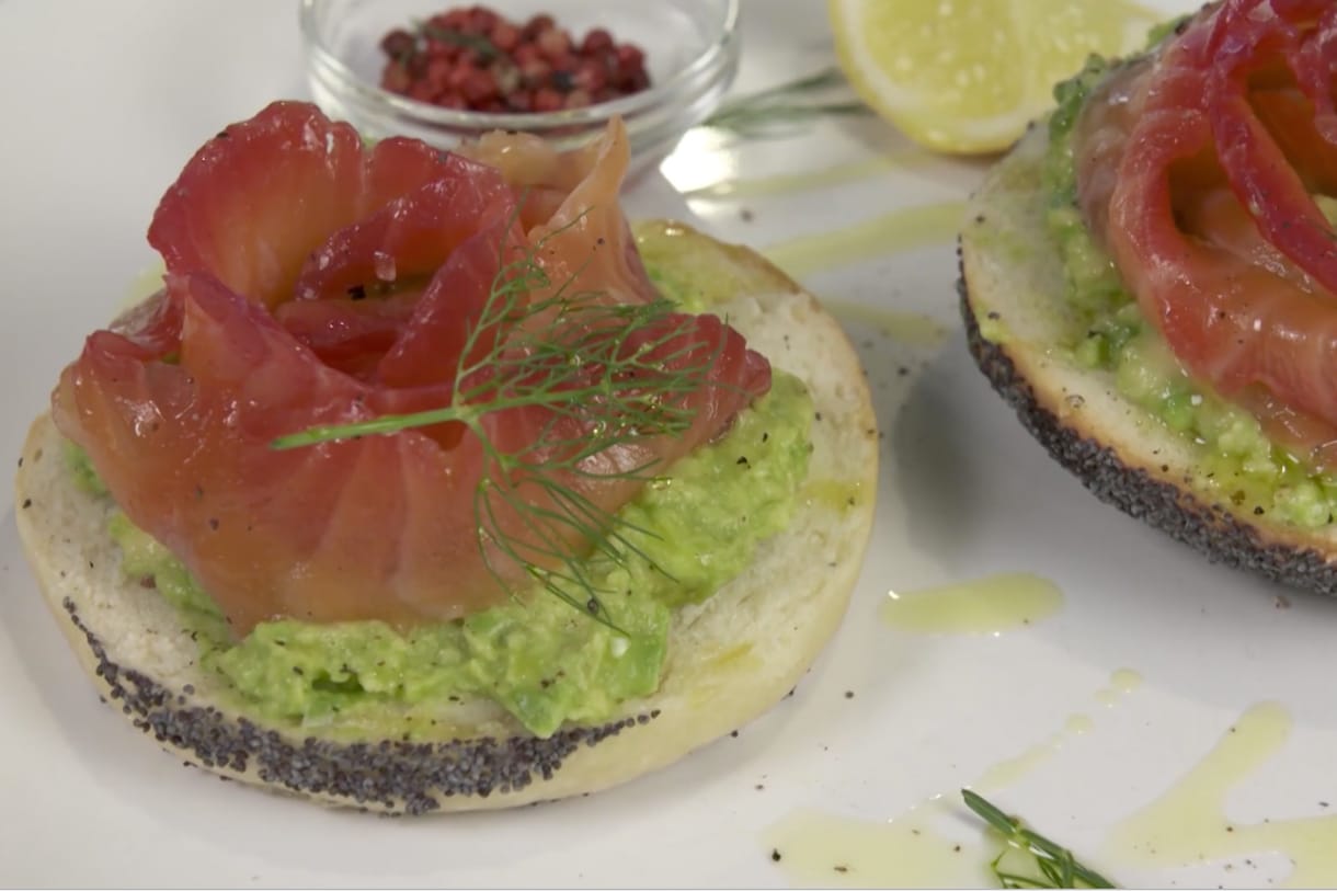 Főzzön velünk! – lazacos, avokádós mákos bagel