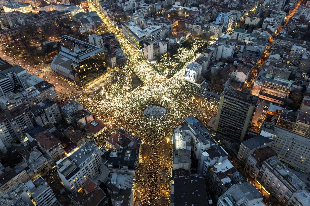 „Véres a kezetek” – fellázadt Szerbia