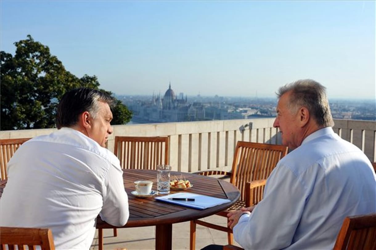 Erkély jelenetben Schmitt Pál és Orbán Viktor 