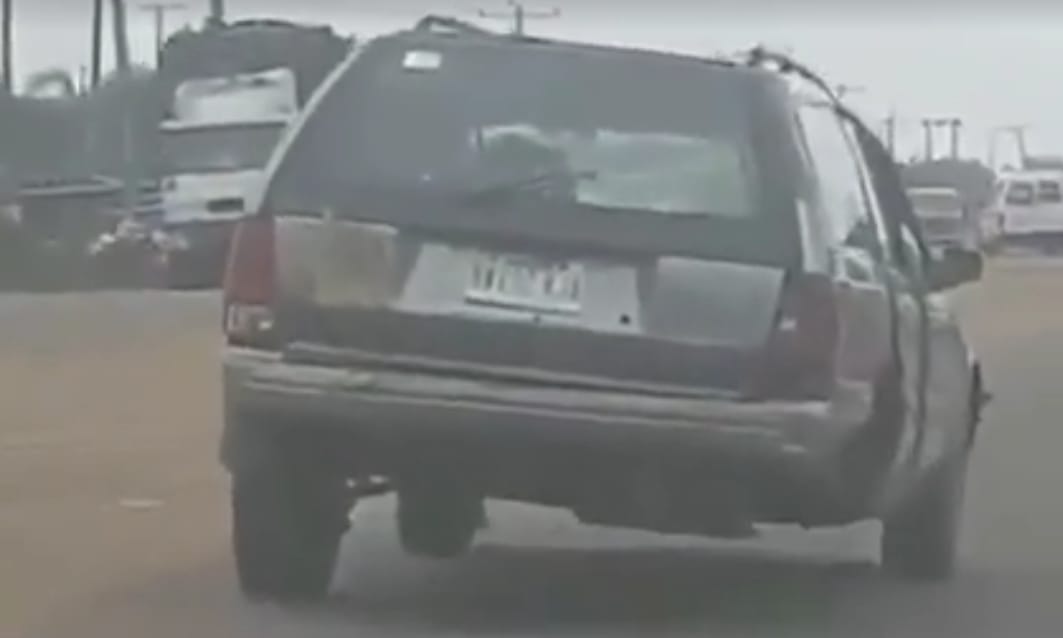 A nap videója: hiányzó kerekű autó a hétköznapi forgalomban