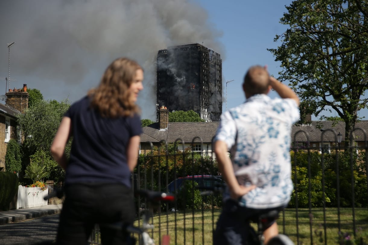 Halottak a londoni pokoli toronyban, a füstölő rom is szörnyű látvány – videó