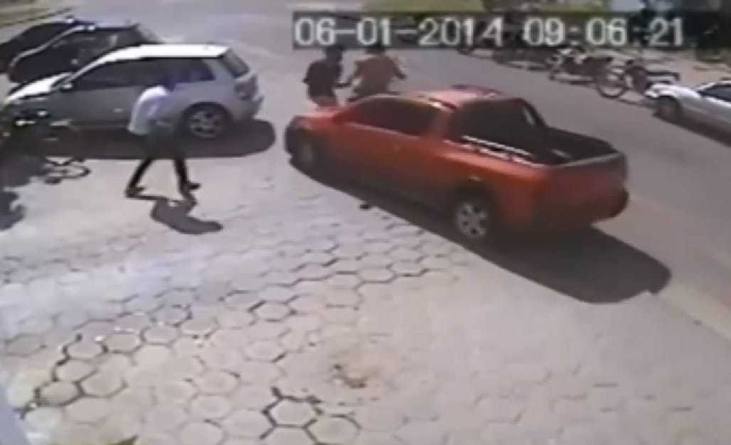 Padlógázzal rontott neki a motoros rablóknak - videó