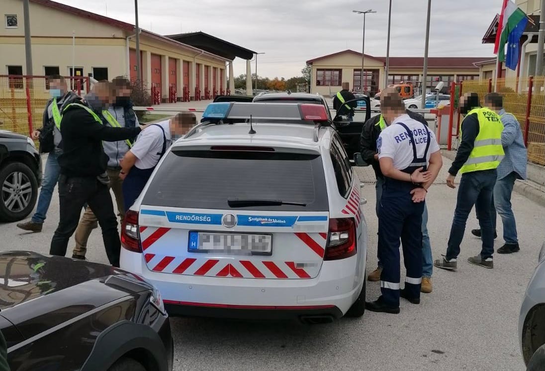 Zsebre dolgozhatott két rendőr az M1-esen