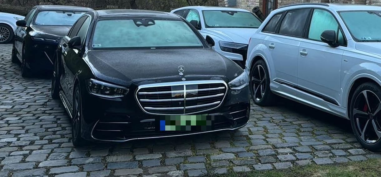 Ötvennégy autót foglaltak le egy adócsaló autóneppernél