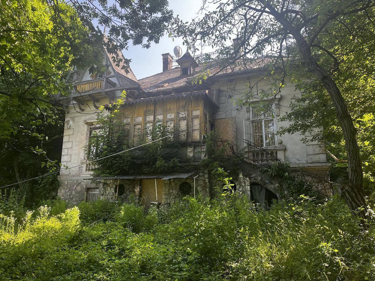 Matolcsy Ádám feleségének bejelentett lakcíme egy lakatlanul is másfél milliárdos svábhegyi villa az erdő közepén