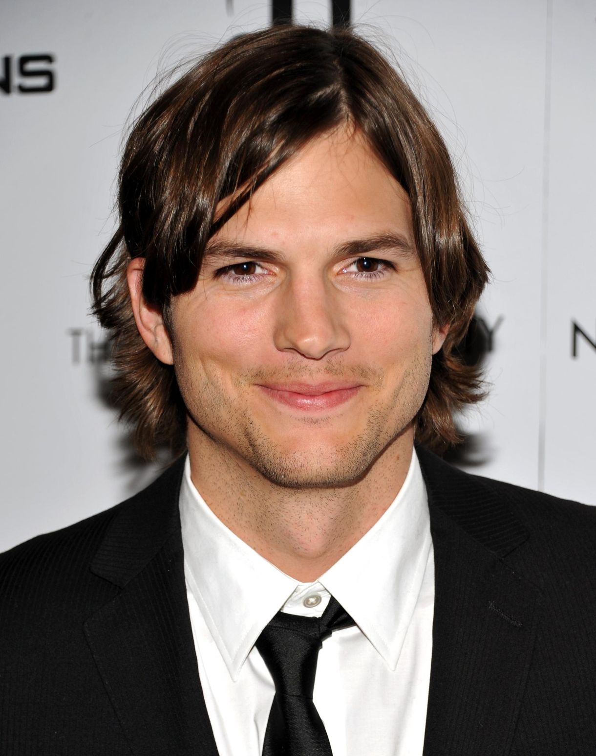 Érdekes hasonlóság: Ashton Kutcher alakítja Steve Jobsot 