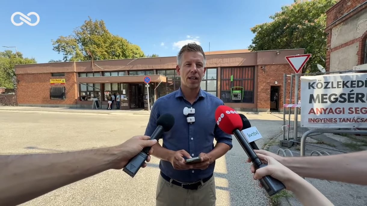 Magyar Péter a székesfehérvári kórháznál: Egyetlen vezető politikus sem járt a szülészeten, amióta fertőzött a víz, az államtitkár pedig nyaral