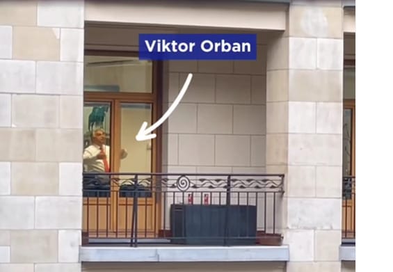 Hadonászva magyaráz Orbán valakinek egy hátsó szobában – megleste az ORF stábja a miniszterelnököt