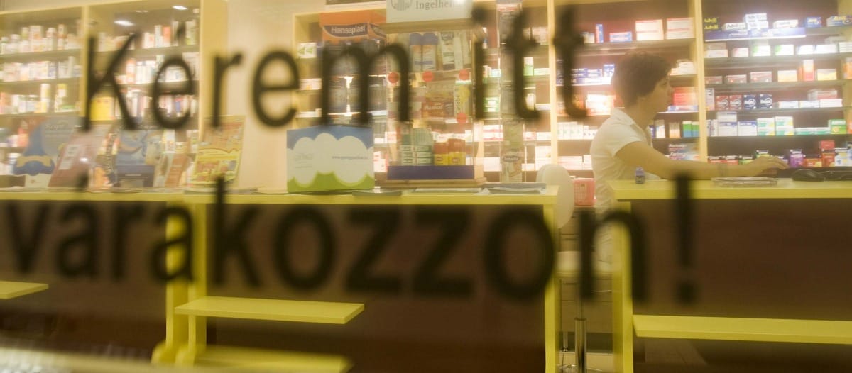 Bajban a patikák: ki issza meg a levét?