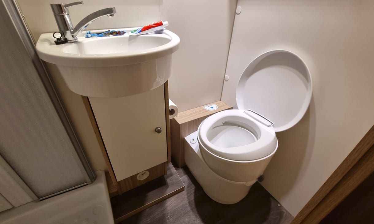 Kétbetűs kitérő: milyen egy lakóautó WC-je és mi történik a szennyvízzel? Mutatjuk!