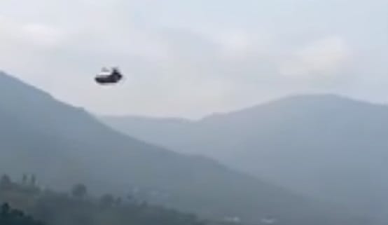 Két gyereket már sikerült kimenteni a Pakisztánban elakadt felvonókabinból